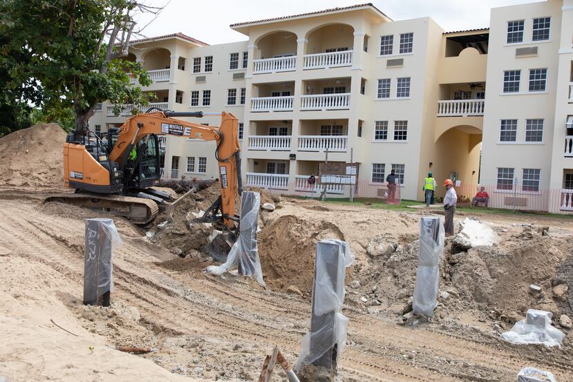 Construcción y ampliación de estructuras del condominio Sol y Playa, en Rincón.