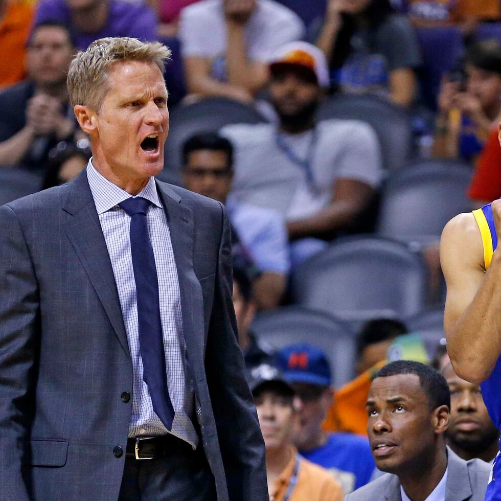 Steve Kerr, a la izquierda junto a Stephen Curry, fungió como asistente de Estados Unidos en el Mundial de 2019 y en las Olimpiadas de Tokio 2020.