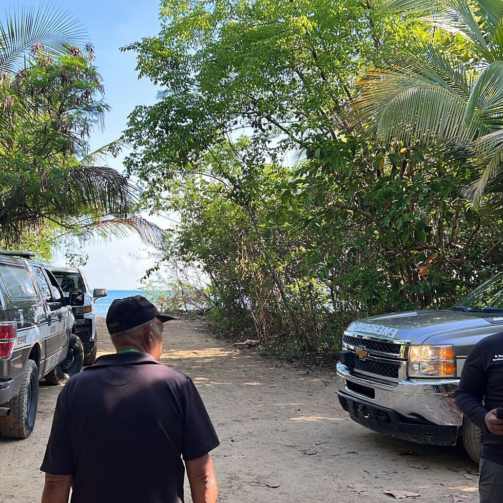 Personal del NMEAD en el área de la playa Las Picúas, en Río Grande, donde buscan a un pescador.