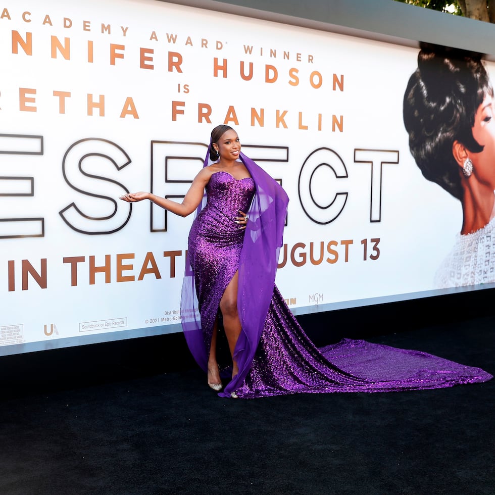 La cantante y actriz estadounidense Jennifer Hudson posa durante el estreno de "Respect" en el Regency Village Theatre de Los Ángeles, California.