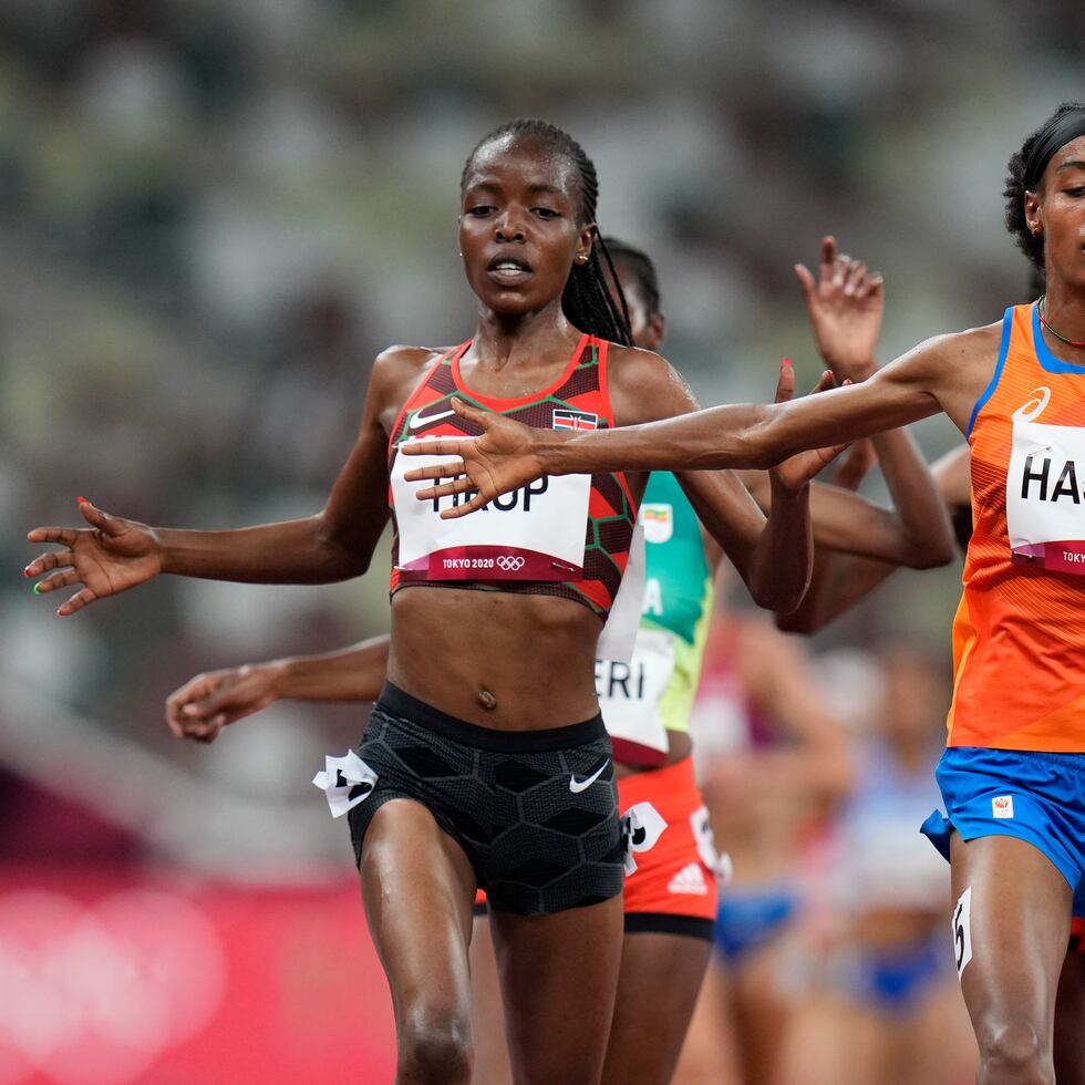 Agnes Tirop (izquierda) cruza la meta de los 5,000 metros en una carrera preliminar en Tokio el pasado verano.