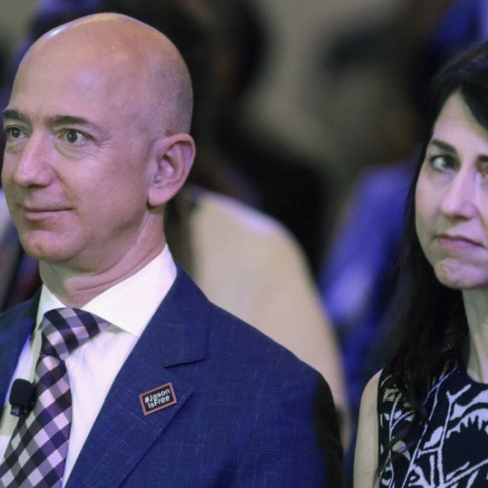 Jeff Bezos y MacKenzie Scott se divorciaron en 2019. En la foto de archivo, ambos asistieron en 2016 a la inauguración de la nueva sede del Washington Post, del cual Bezos aún es dueño.