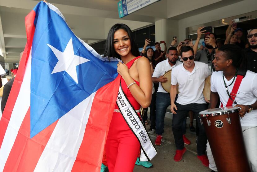 Miss Universe Puerto Rico 2018 fue despedida ayer en el aeropuerto por sus familiares y allegados al ritmo de la plena.