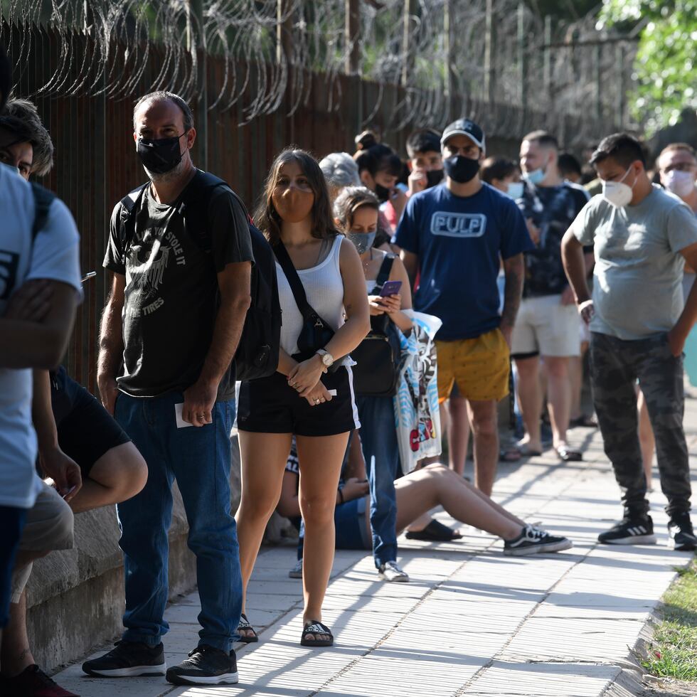 Personas mantienen la distancia social en el Parque Centenario para hacerse la prueba gratuita de COVID-19 en Buenos Aires, Argentina.