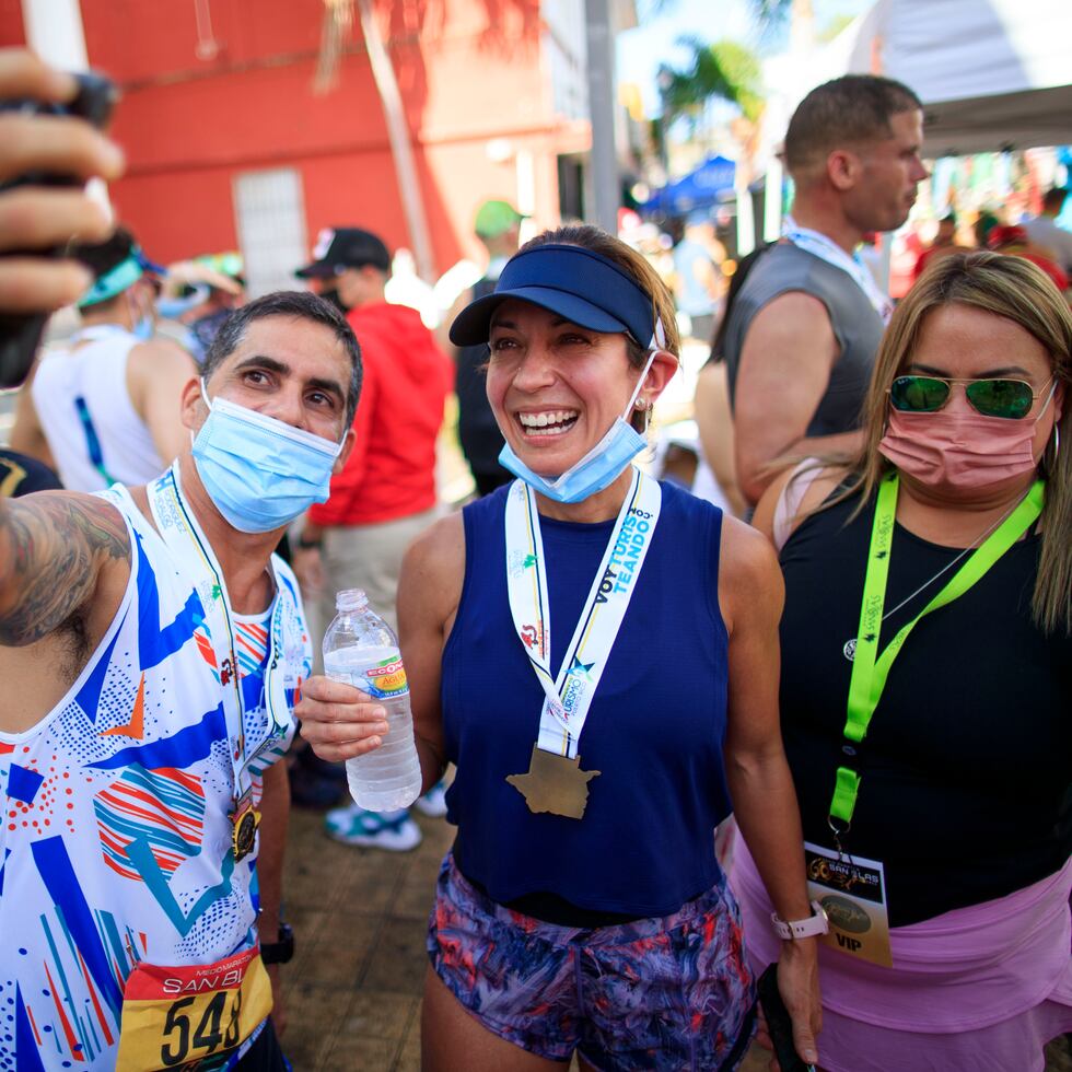 Un corredor se tira un selfie con la animadora Alexandra Fuentes, quien corrió el evento.