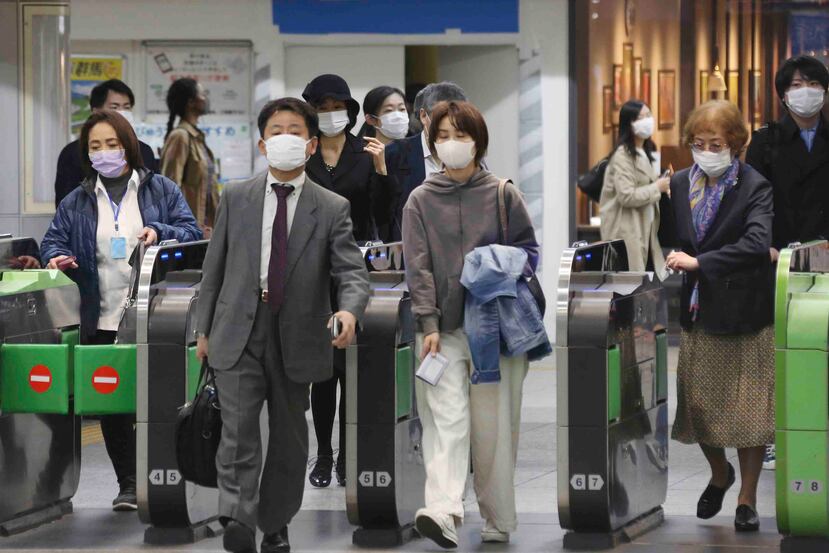 Personas utilizan mascarillas para protegerse contra el coronavirus en la estación de Yokohama, en Japón. (AP Photo/Koji Sasahara)