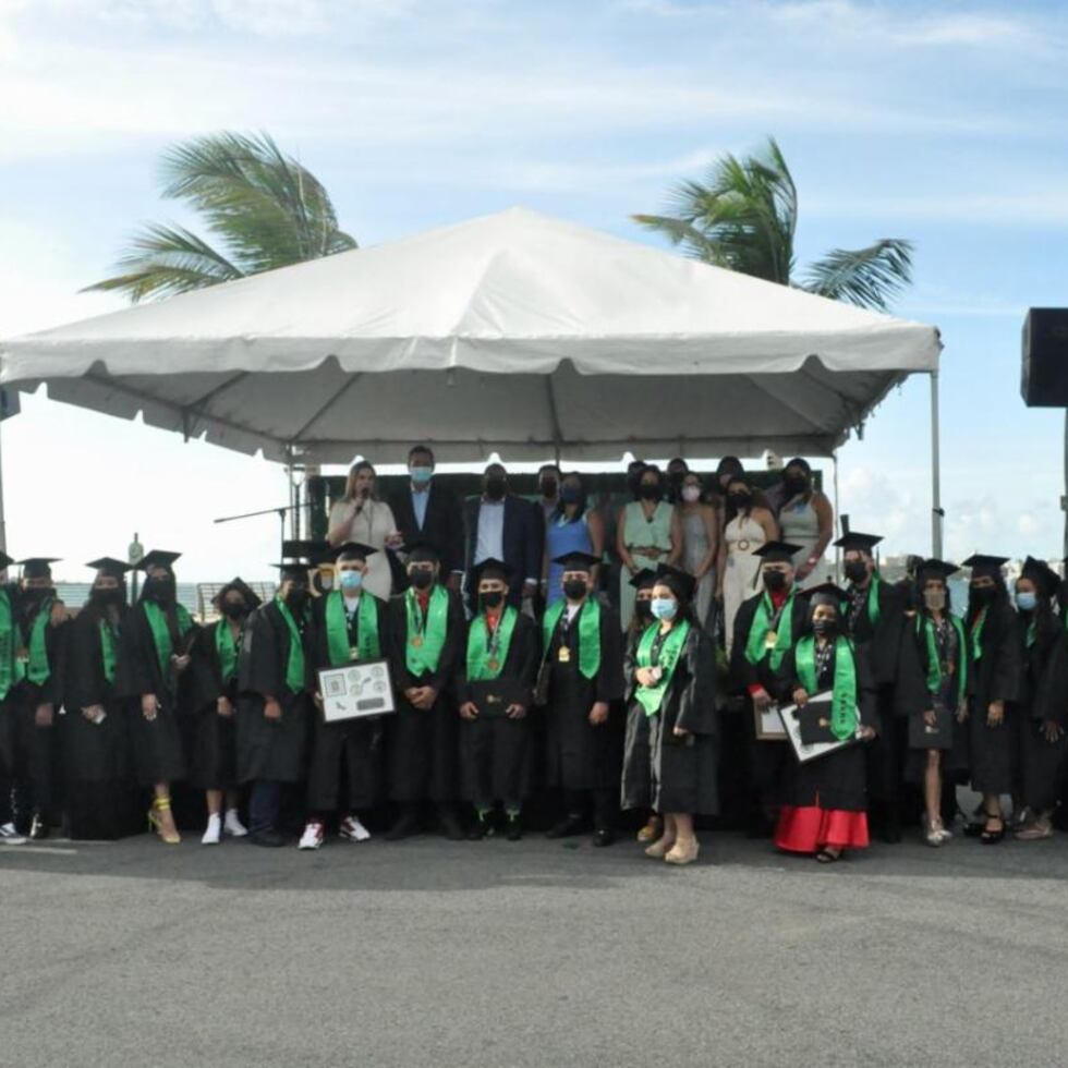Los sesenta estudiantes le rindieron homenaje al actor durante su graduación en Bahía Viva en Cataño.