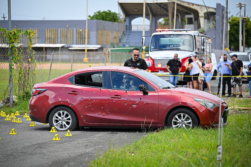 Escena de un triple asesinato cerca del Parque de Sabana Seca en Toa Baja.