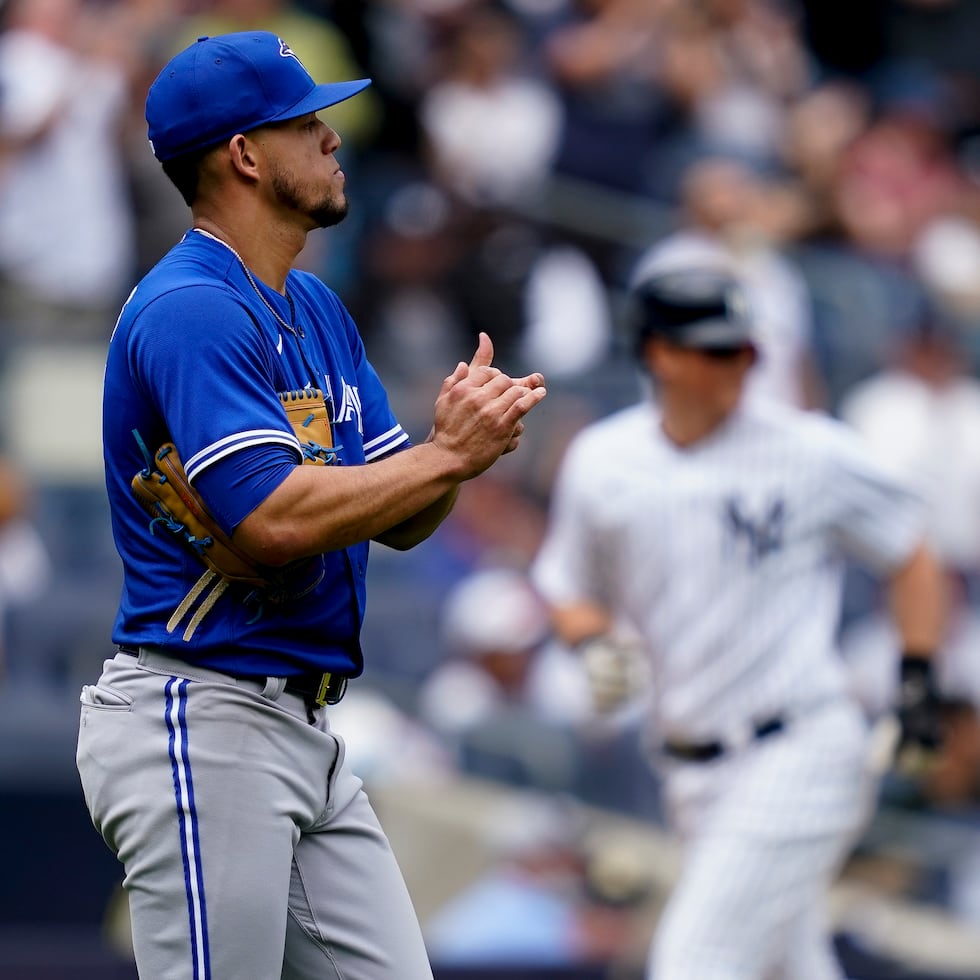 José Berríos frota la pelota luego de que Gleyber Torres, de los Yankees, pegara un jonrón de tres carreras el miércoles.