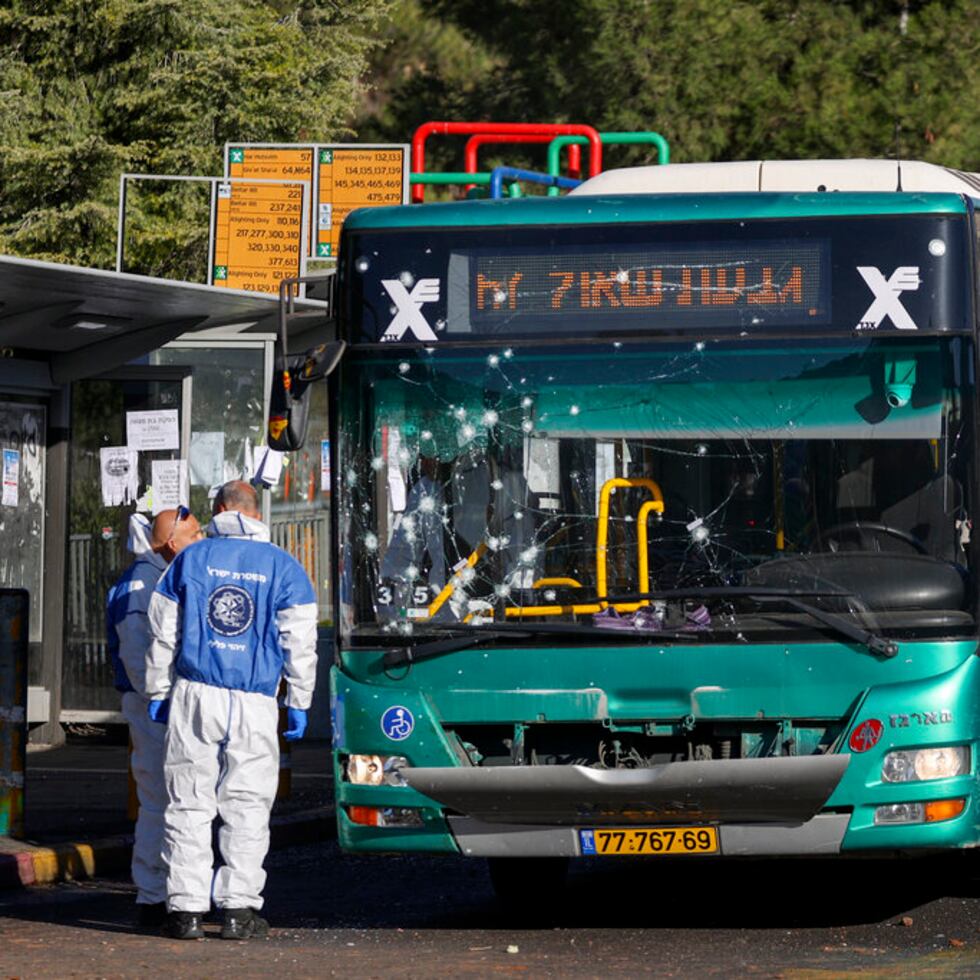 Policías israelíes revisan el sitio donde se produjo una explosión en una parada de autobús en Jerusalén.