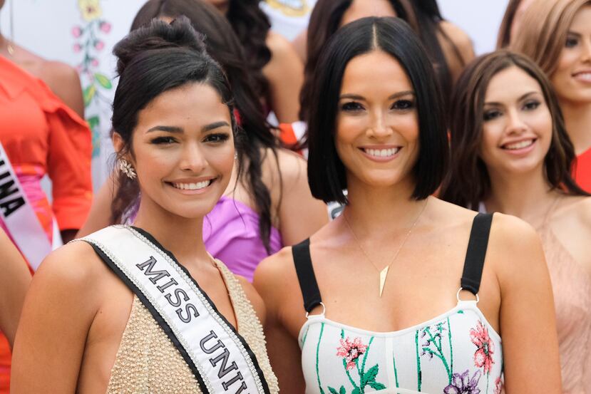 Kiara Liz Ortega, reina saliente, y Denise Quiñones, directora de Miss Universe Puerto Rico. (GFR Media)