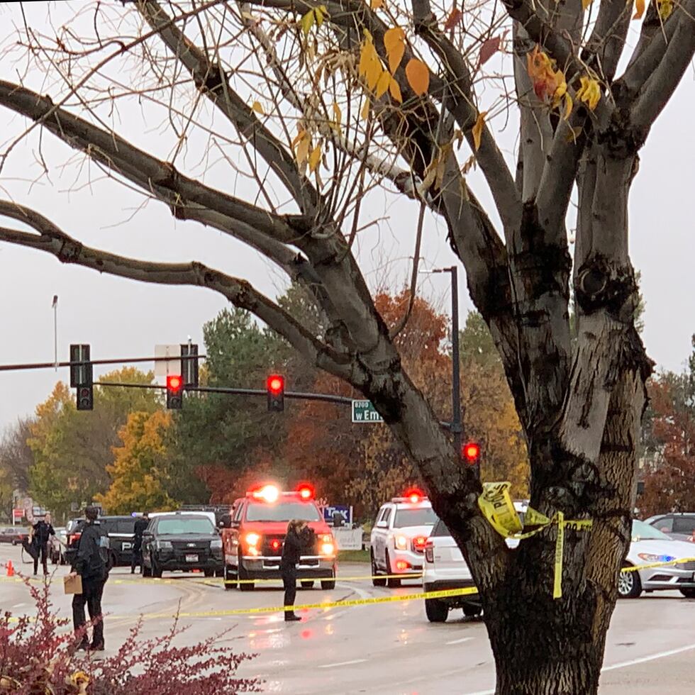 Policías acordonan una calle fuera de un centro comercial después de un tiroteo, el lunes 25 de octubre de 2021, en Boise, Idaho.