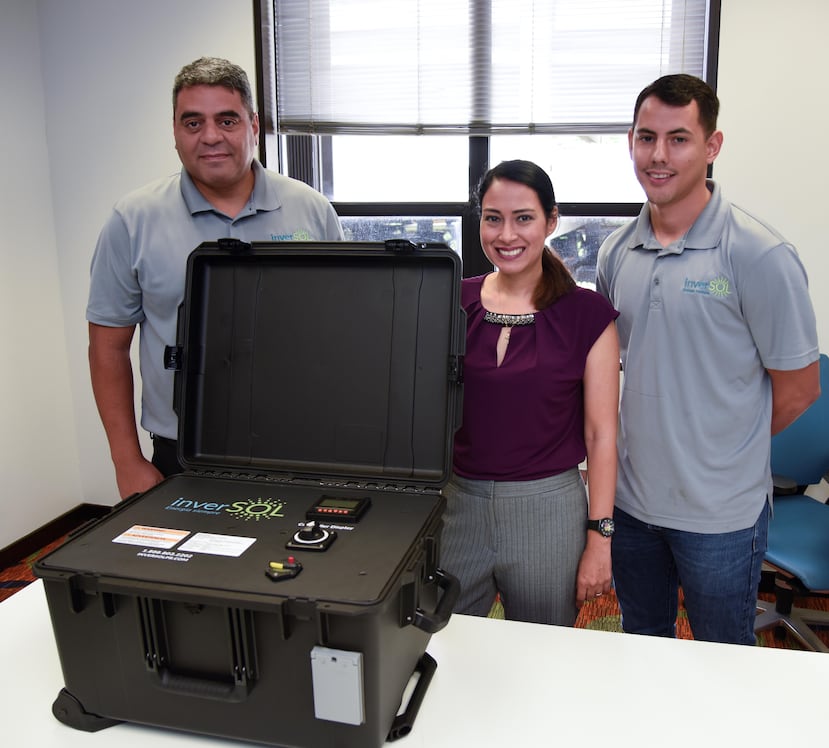 Desde la izquierda: David Rodríguez, Awilda Cáez y Yadiel Martínez, de inverSOL, muestran uno de los generadores solares que se fabrican en Caguas.