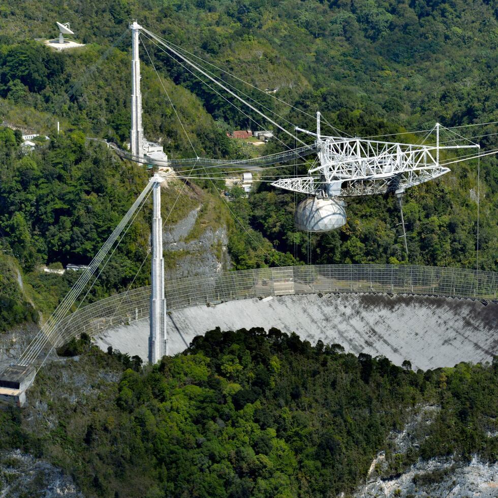 Así lucía el radiotelescopio del Observatorio de Arecibo previo a su colapso.