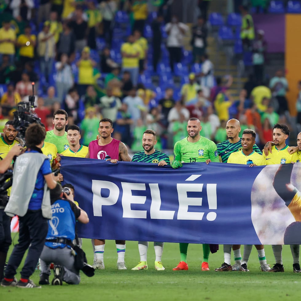 Desde que se supo que el estado de salud de Pelé había empeorado, ha recibido apoyo de todos lados. Jugadores de Brasil sostienen una pancarta de apoyo al astro brasileño durante el Mundial de Catar.