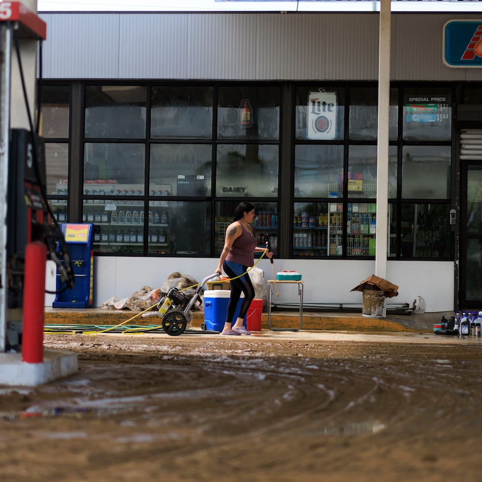 Las condiciones en las que quedaron varias estaciones alrededor de la isla, como esta en Salinas, complican aún más la distribución de combustible.