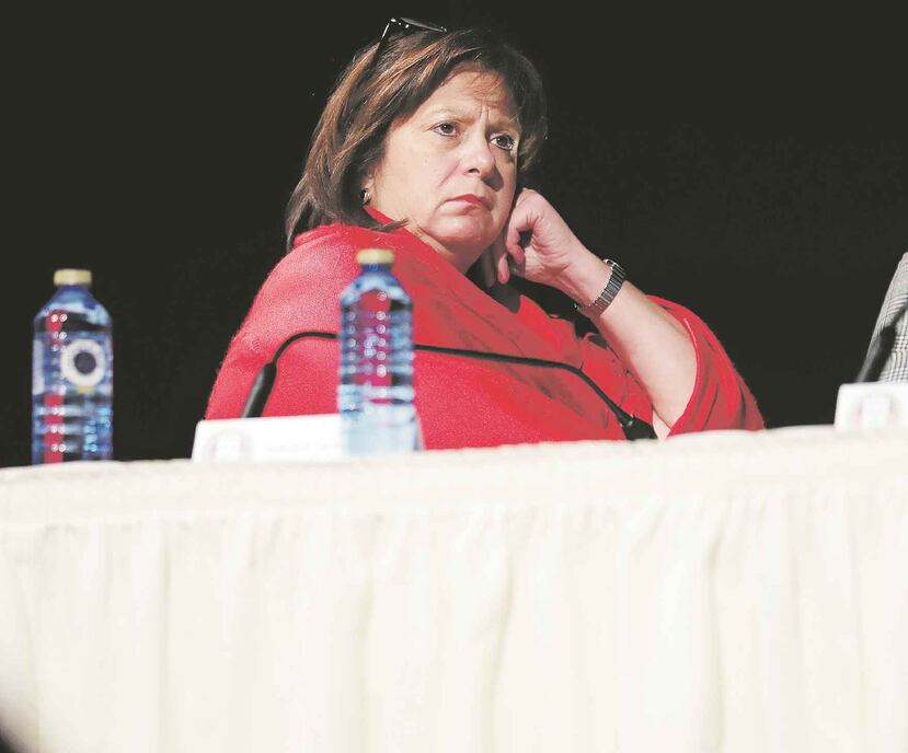 La directora ejecutiva de la JSF, Natalie Jaresko, permaneció atenta a las propuestas ciudadanas a través de la audiencia.