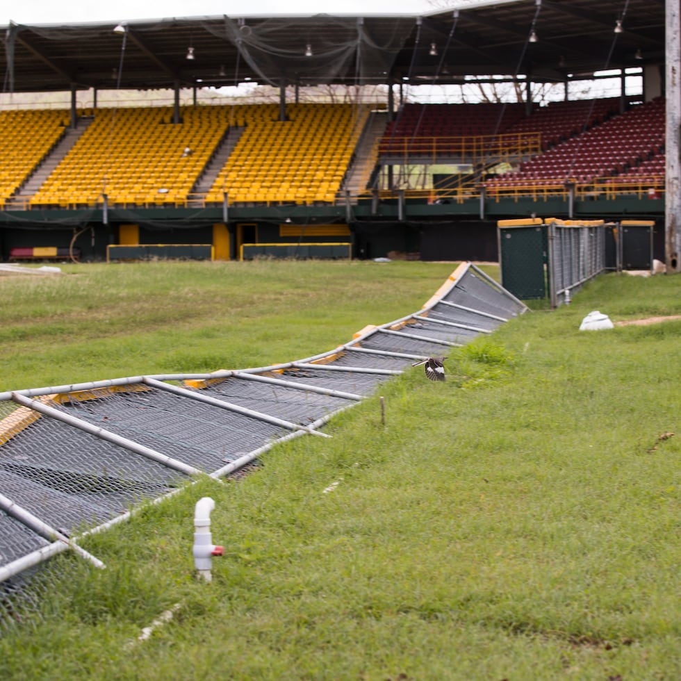 Entre las 15 instalaciones que el municipio de Coamo tiene destruidas luego del paso del huracán María, figura el estadio. El alcalde Juan Carlos García Padilla, igual que otros cinco pueblos, espera por que acabe un pleito con las aseguradoras.