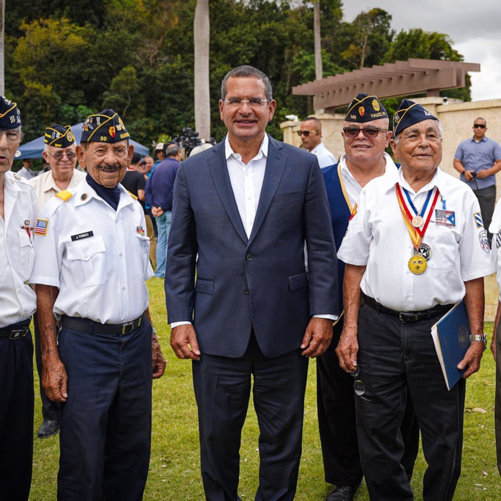 El gobernador Pedro Pierluisi junto a miembros del Regimiento 65 de Infantería.