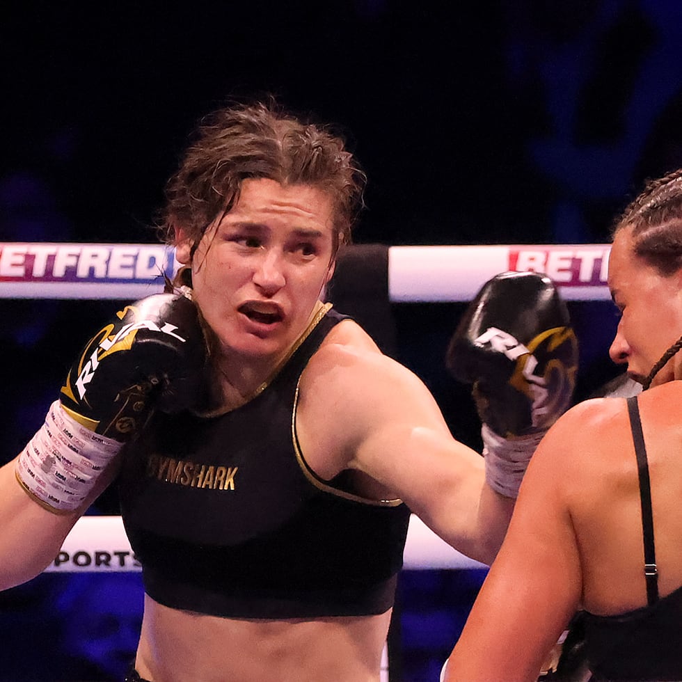 Katie Taylor, a la izquierda, lanza un golpe durante su pelea ante Chantelle Cameron el sábado.