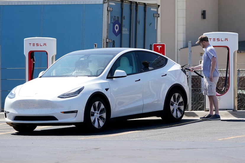 El dueño de un Tesla carga su vehículo en una estación en Topeka, Kansas.