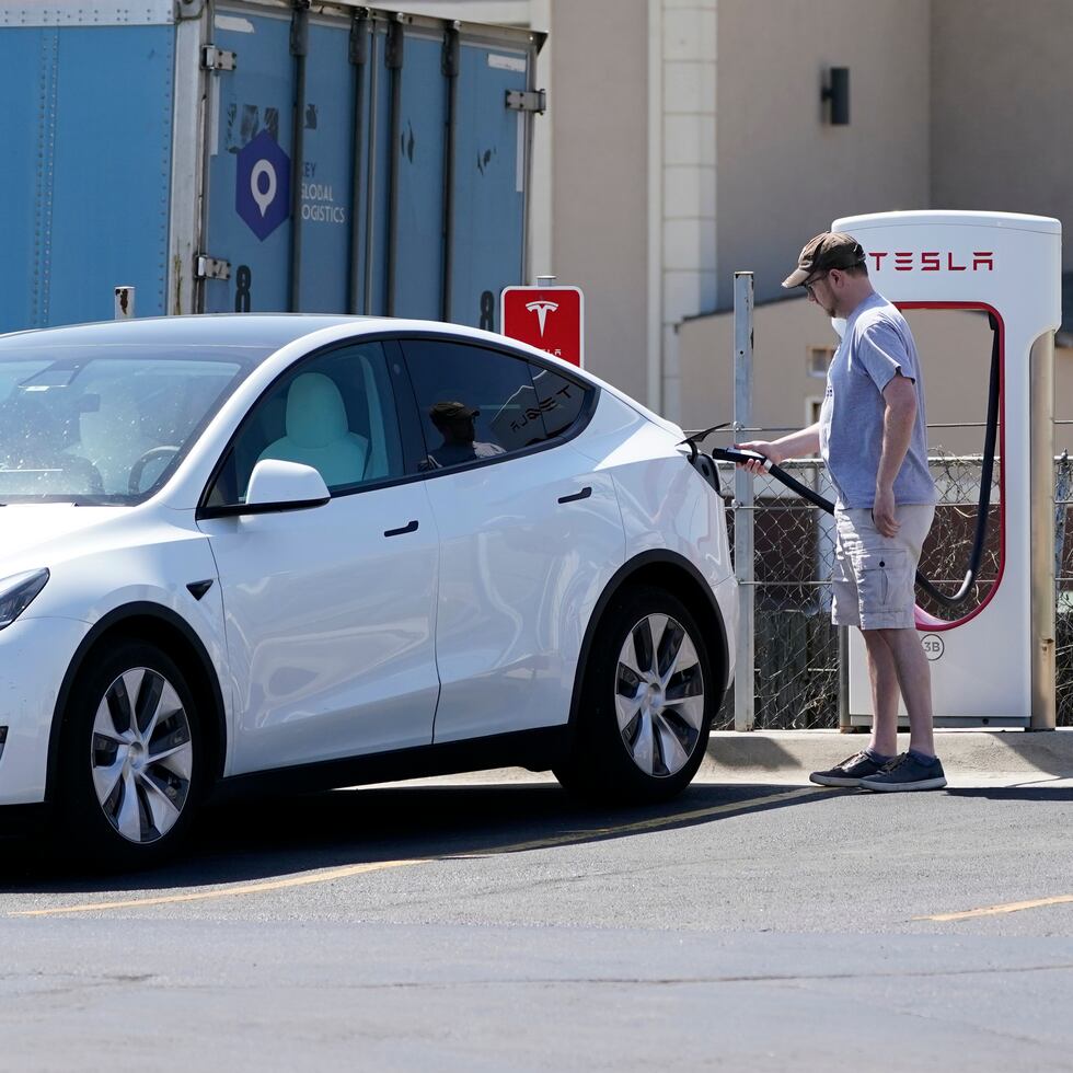 El dueño de un Tesla carga su vehículo en una estación en Topeka, Kansas.