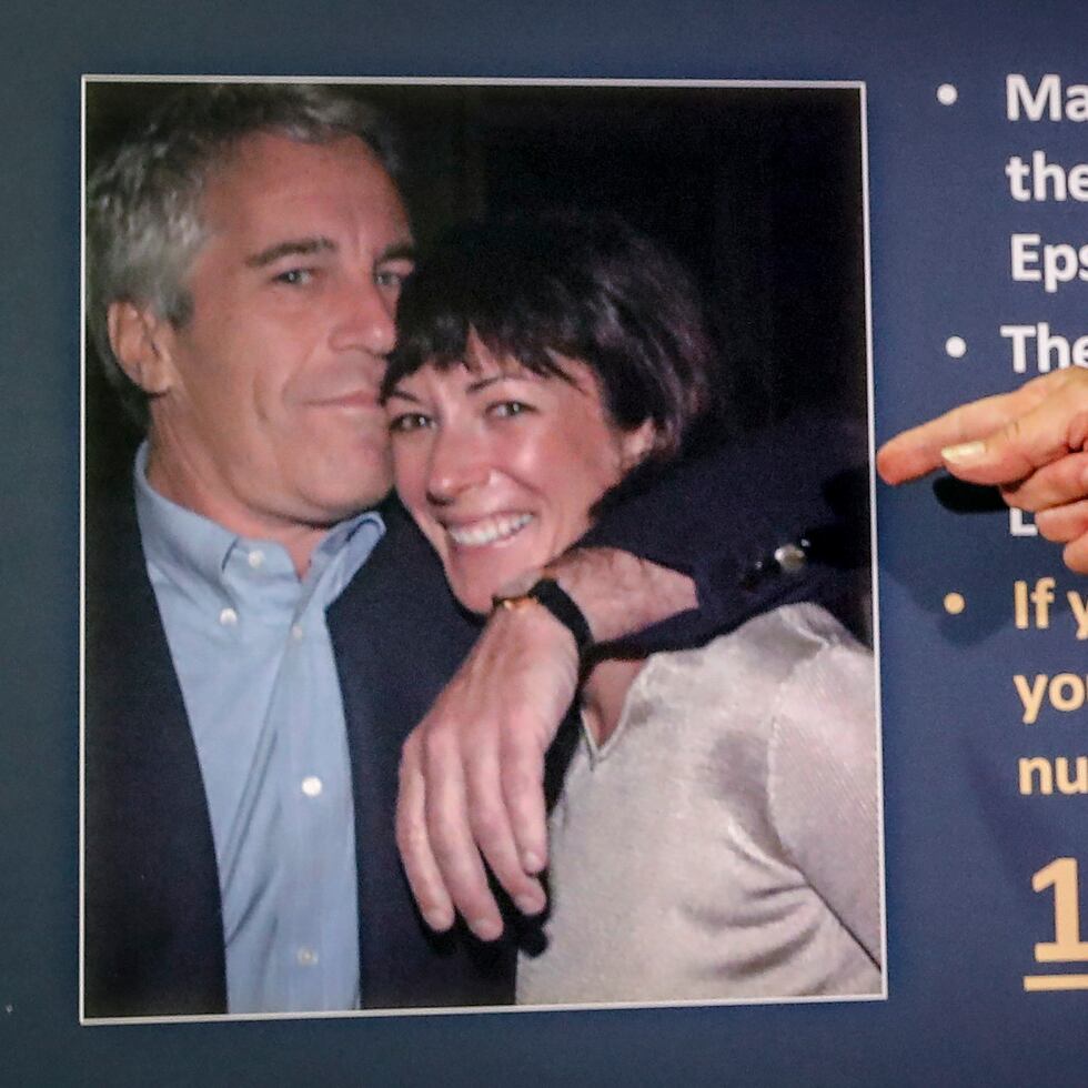 Una foto de Jeffrey Epstein y Ghislaine Maxwell.