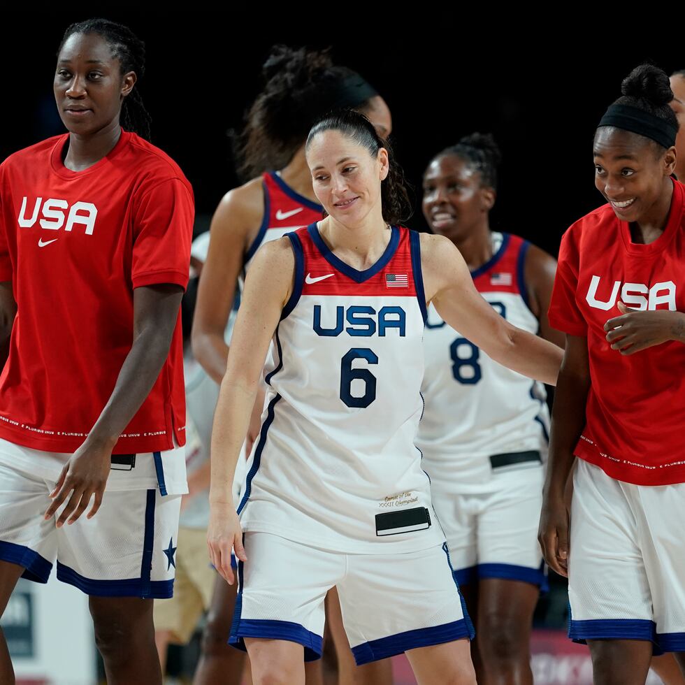 La estadounidense Sue Bird celebrando con sus compañeras el triunfo en la semifinal ante Serbia que le dio el pase a la lucha por el oro.