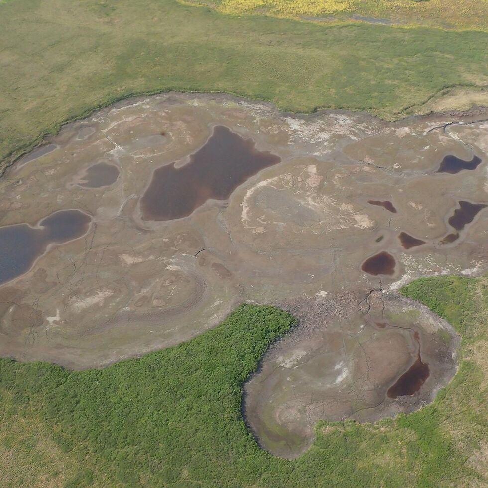 Vista aérea de un lago del Ártico casi seco.