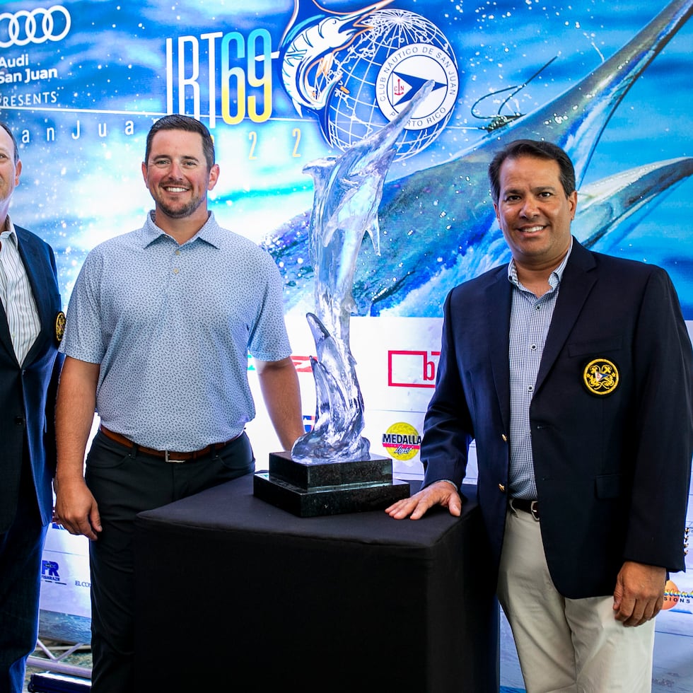 De izquierda a derecha, Carlos Ramírez, comodoro del Club Náutico de San Juan; Mark Neifeld, director del campeonato SFC y Roger Casellas, director del Torneo Internacional de Pesca de Aguja Azul del Club Náutico de San Juan.