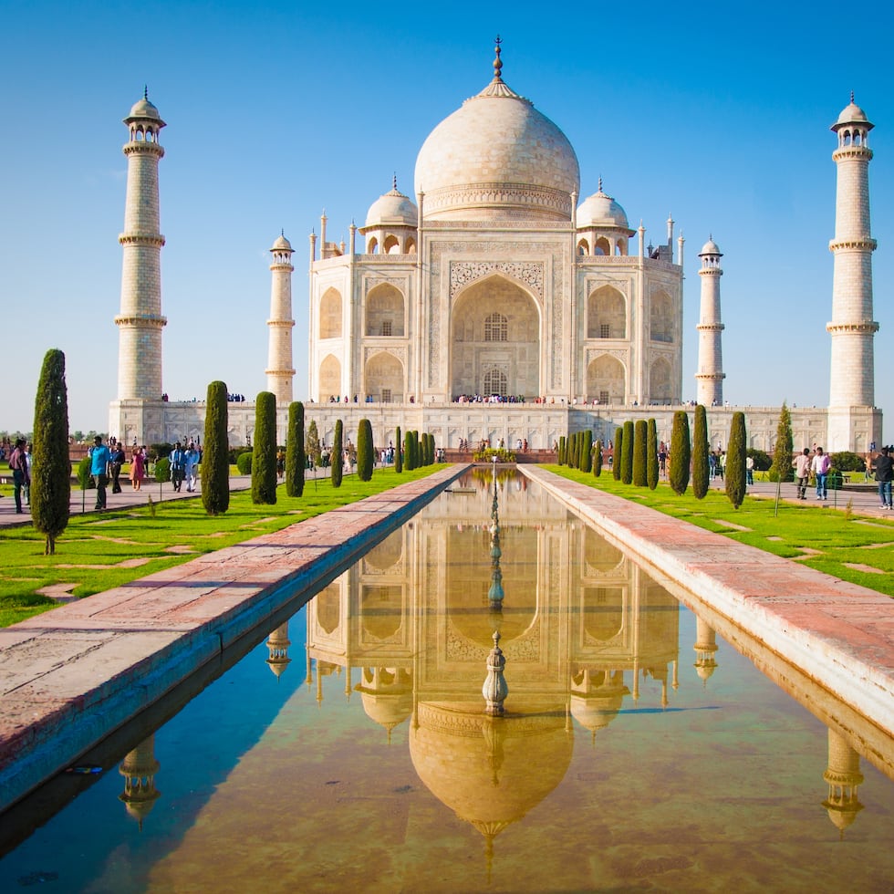 El mausoleo Taj Mahal, en Agra, India, con un mármol blanco tan luminoso que bajo ciertas luces parece flotar sobre la tierra.