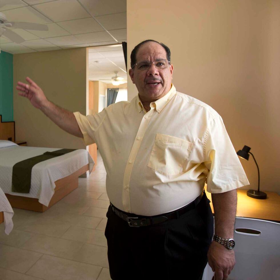 El presidente de la Asociación de Dueños de Paradores, Tomás Ramírez, muestra una de las habitaciones del Parador Combate Beach Resort.