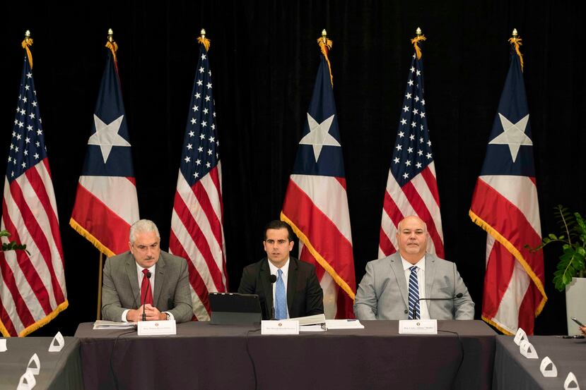 El gobernador Ricardo Rosselló anunció los recortes en el ámbito laboral y las reducciones contributivas junto a los presidentes legislativos, en una actividad en la que no se permitió las preguntas de los periodistas.