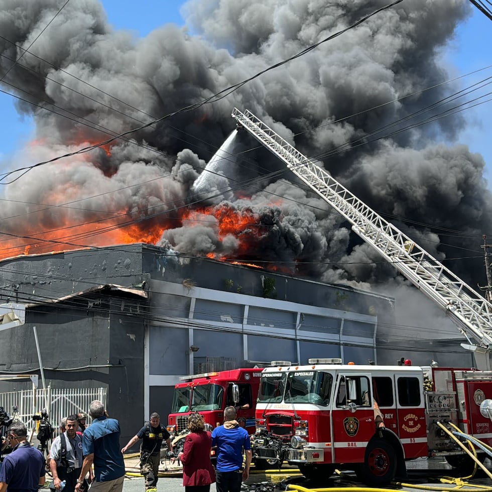 Bomberos continúan con labores para extinguir incendio en un negocio en Santurce