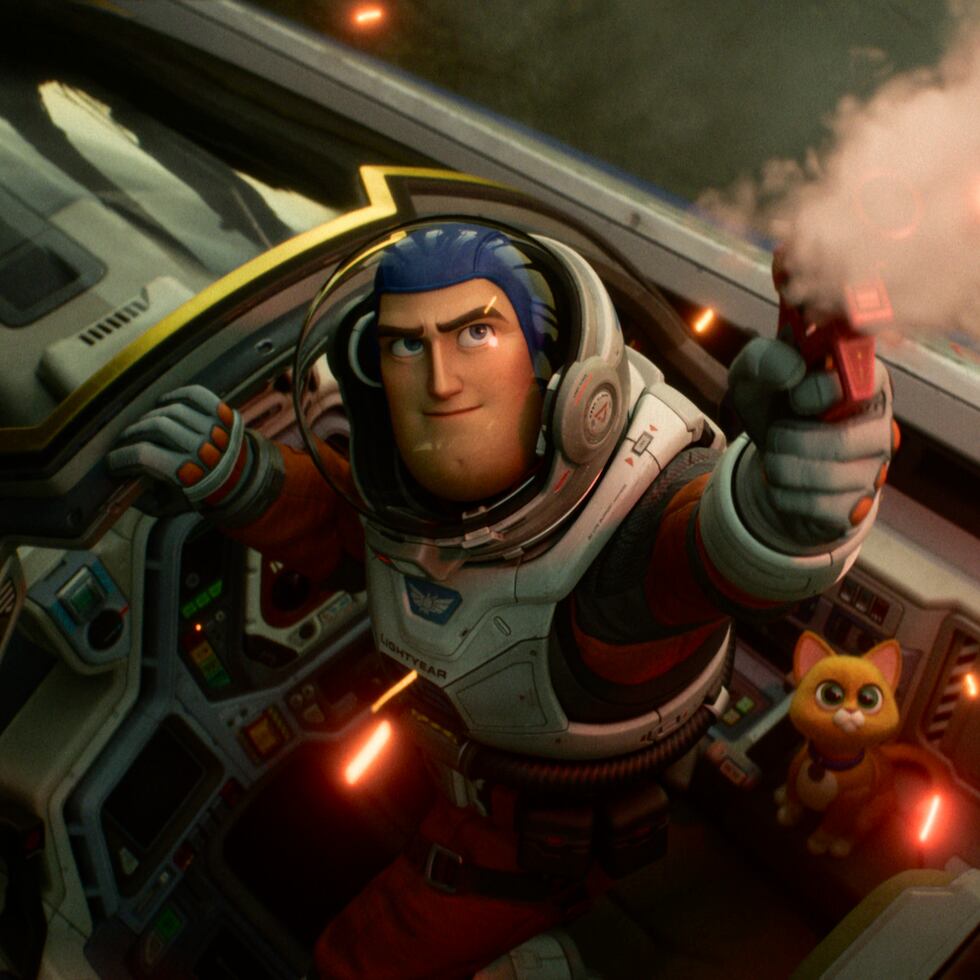 En esta imagen difundida por Disney/Pixar, el personaje de Buzz Lightyear en una escena de la cinta animada "Lightyear", que se estrena el viernes 17 de junio. (Disney/Pixar vía AP)