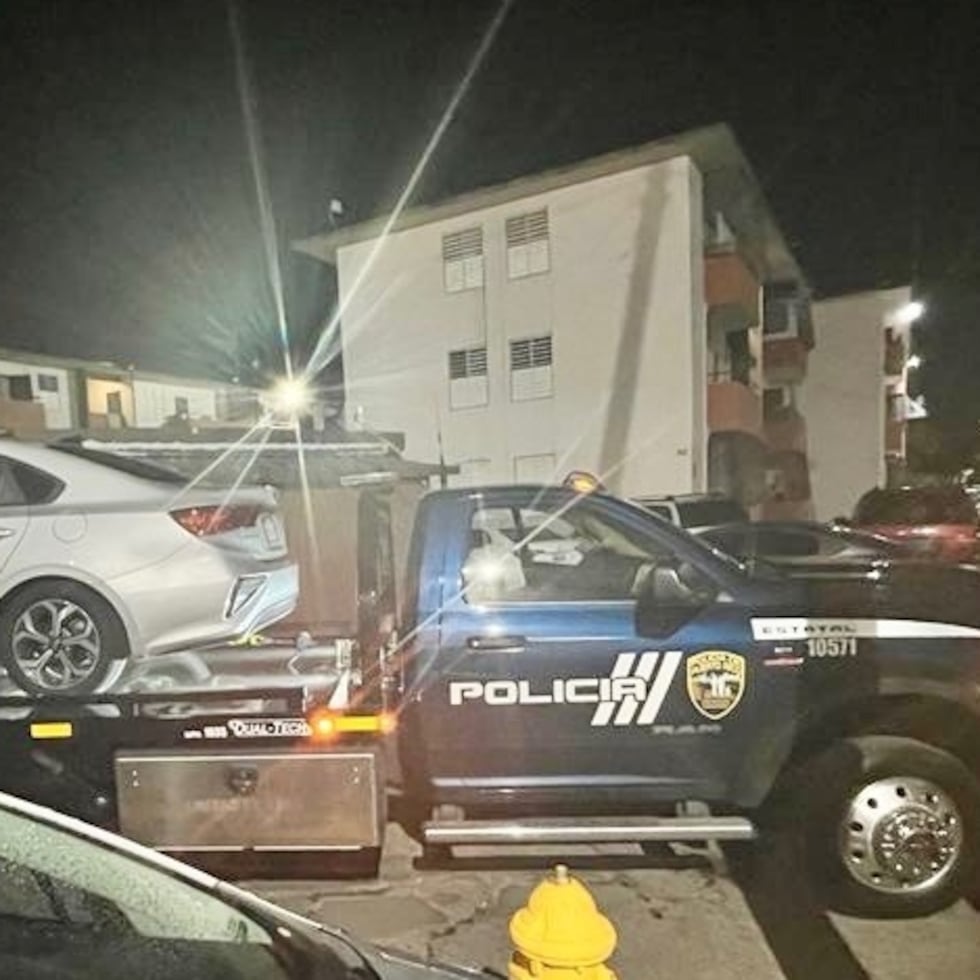 La Policía ocupa un vehículo durante un operativo en el residencial Luis Llorens Torres.