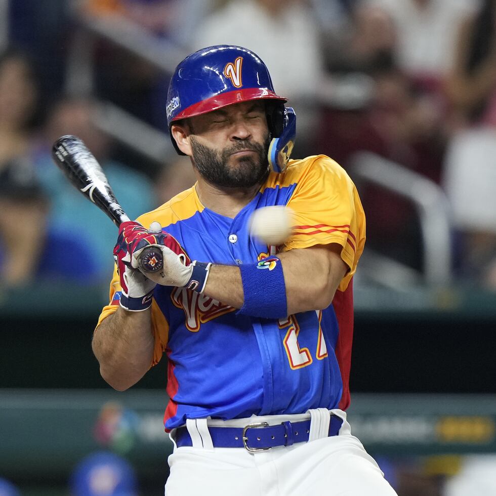 Momento en que José Altuve recibe pelotazo en la mano izquierda durante el partido entre Venezuela y Estados Unidos.