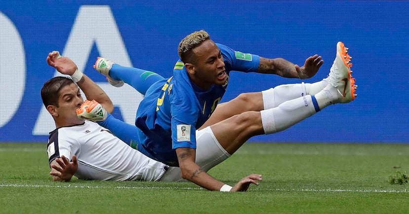 Neymar y Cristian Gamboa caen al suelo durante una jugada. (AP)