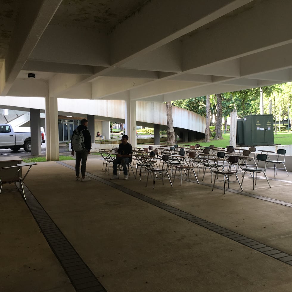 Escasos estudiantes pueden observarse en una de las áreas exteriores de Estudios Generales.