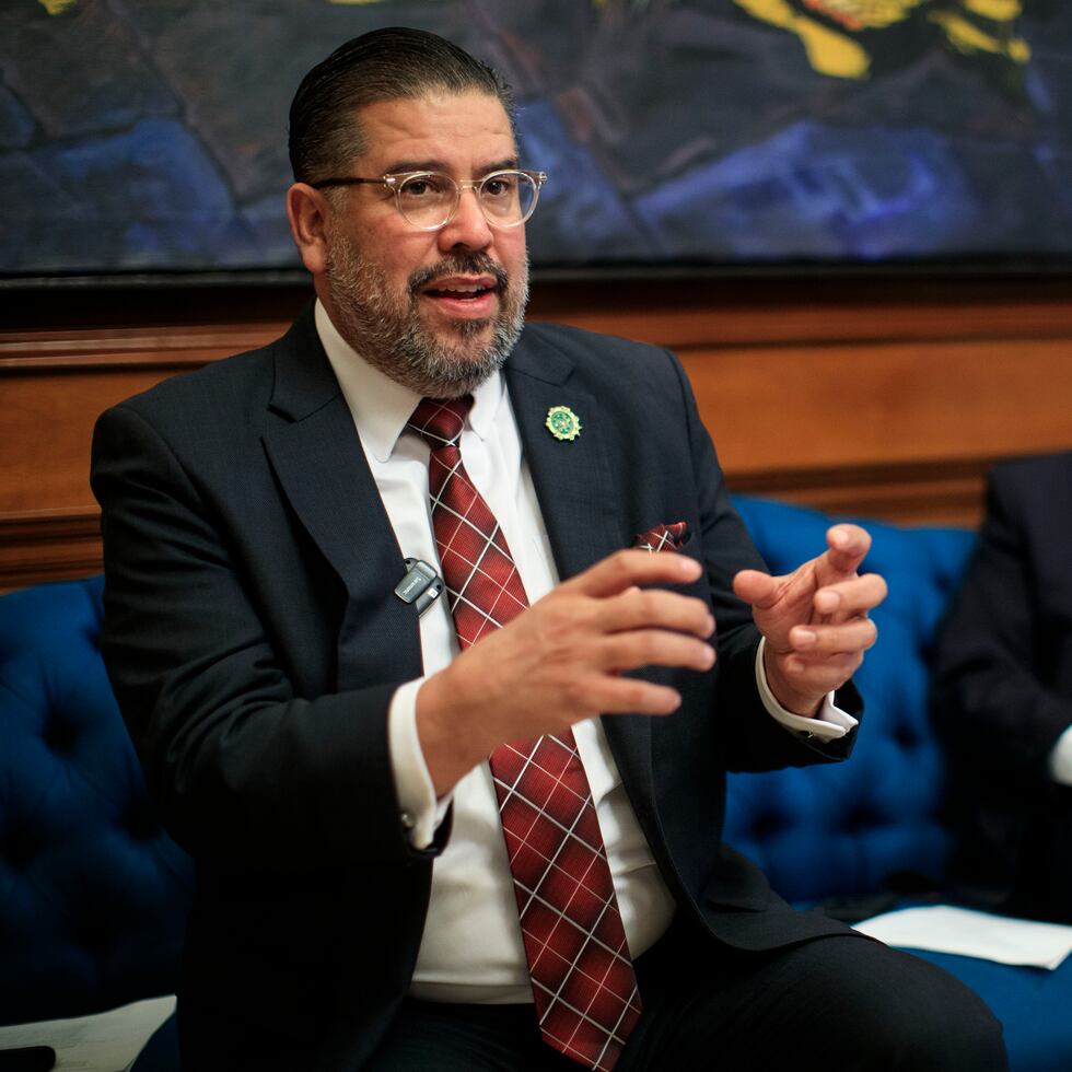 A la izquierda, el presidente de la Cámara, Rafael "Tatito" Hernández, junto al representante Jesús Santa Rodríguez.