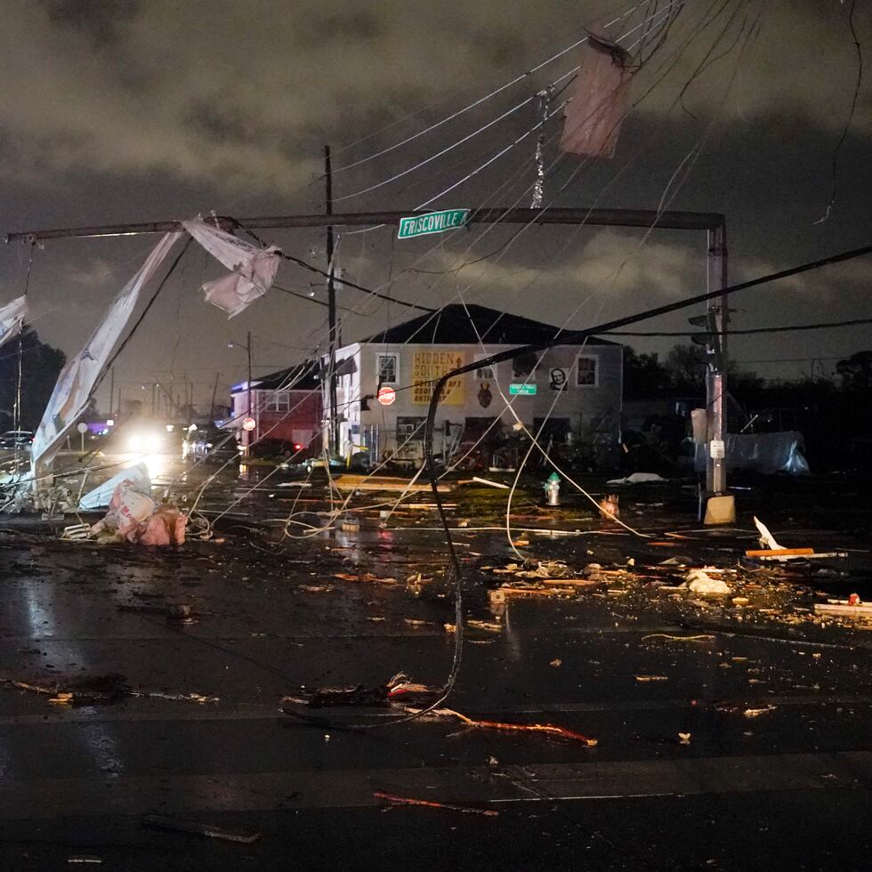 Escombros cubren las calles del 9no distrito, el martes 22 de marzo de 2022, en Nueva Orleans, tras el paso de una fuerte tormenta.