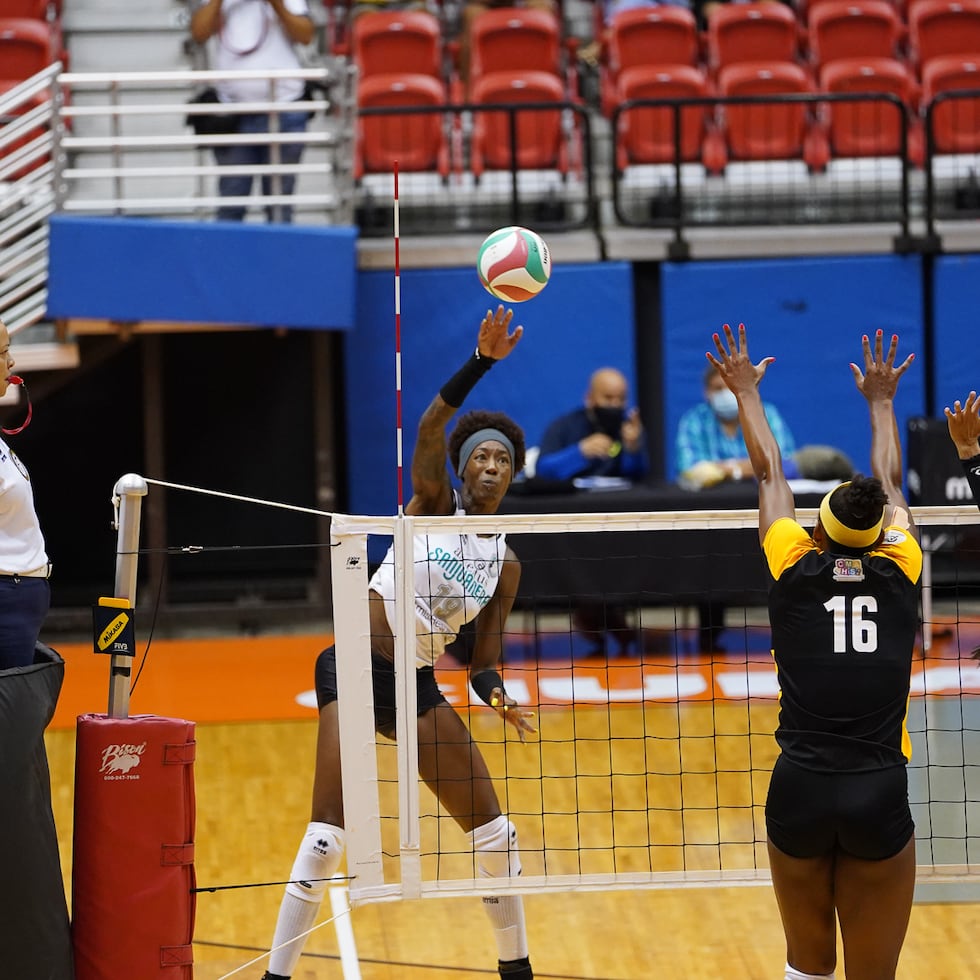 La importada de las Sanjuaneras de la Capital, Destinee Washington, ataca un balón ante las Leonas de Ponce.