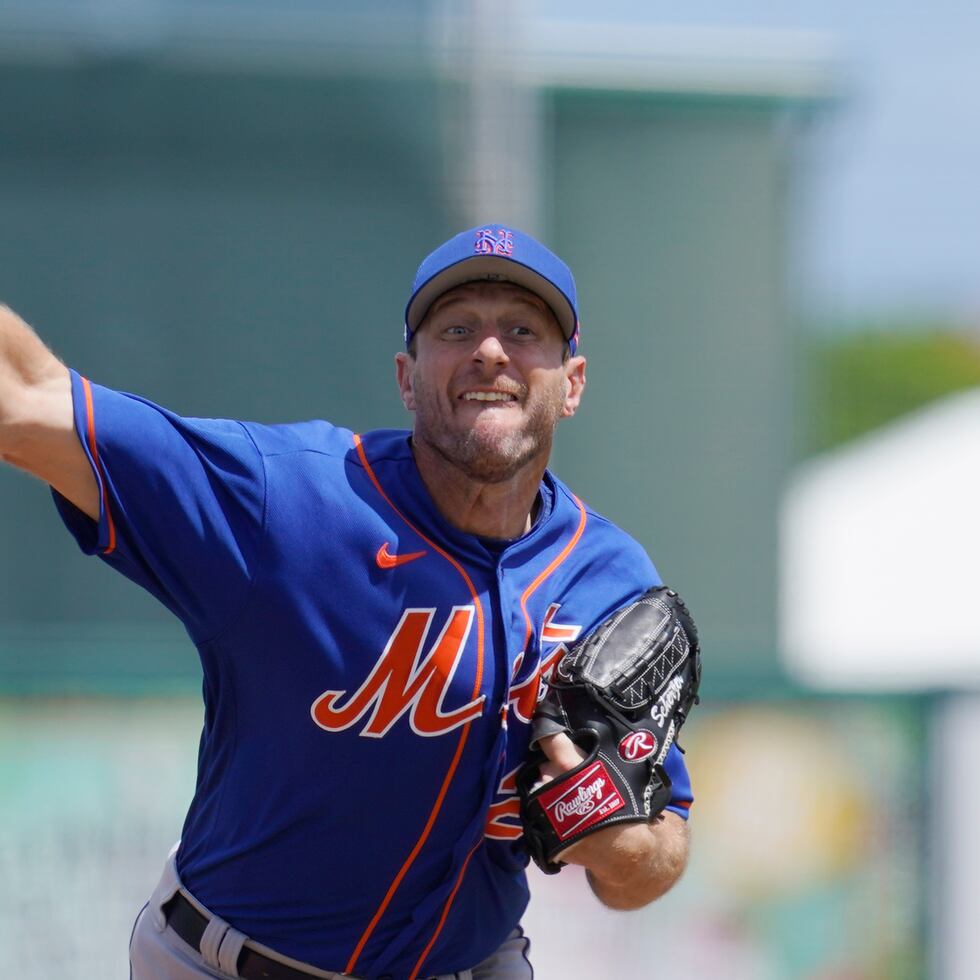 Max Scherzer lanzando en el uniforme de los Mets en un partido de pretemporada como parte del entrenamiento primaveral, el pasado lunes, 21 de marzo.