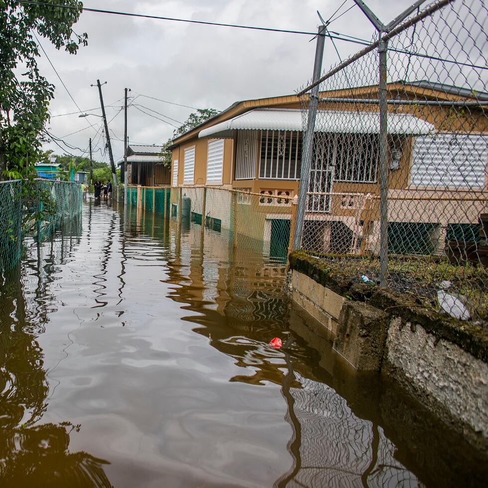 6 febrero 2022, Toa Baja, Dorado y Vega Alta.

Durante el dia de ayer 5 de febrero del 2022 cayeron unas lluvias copiosas que provocaron inundaciones y daños en varios municipios del norte, entre Toa Baja, Dorado, Cataño y Vega Alta entre otros. 

En la foto: La Barriada Juana Matos en Cataño sufrio severas inundaciones, donde muchos de sus residentes han tenido que ser evacuados y muchos otros han perdido todas sus pertenencias. 

Xavier Garcia / Fotoperiodista