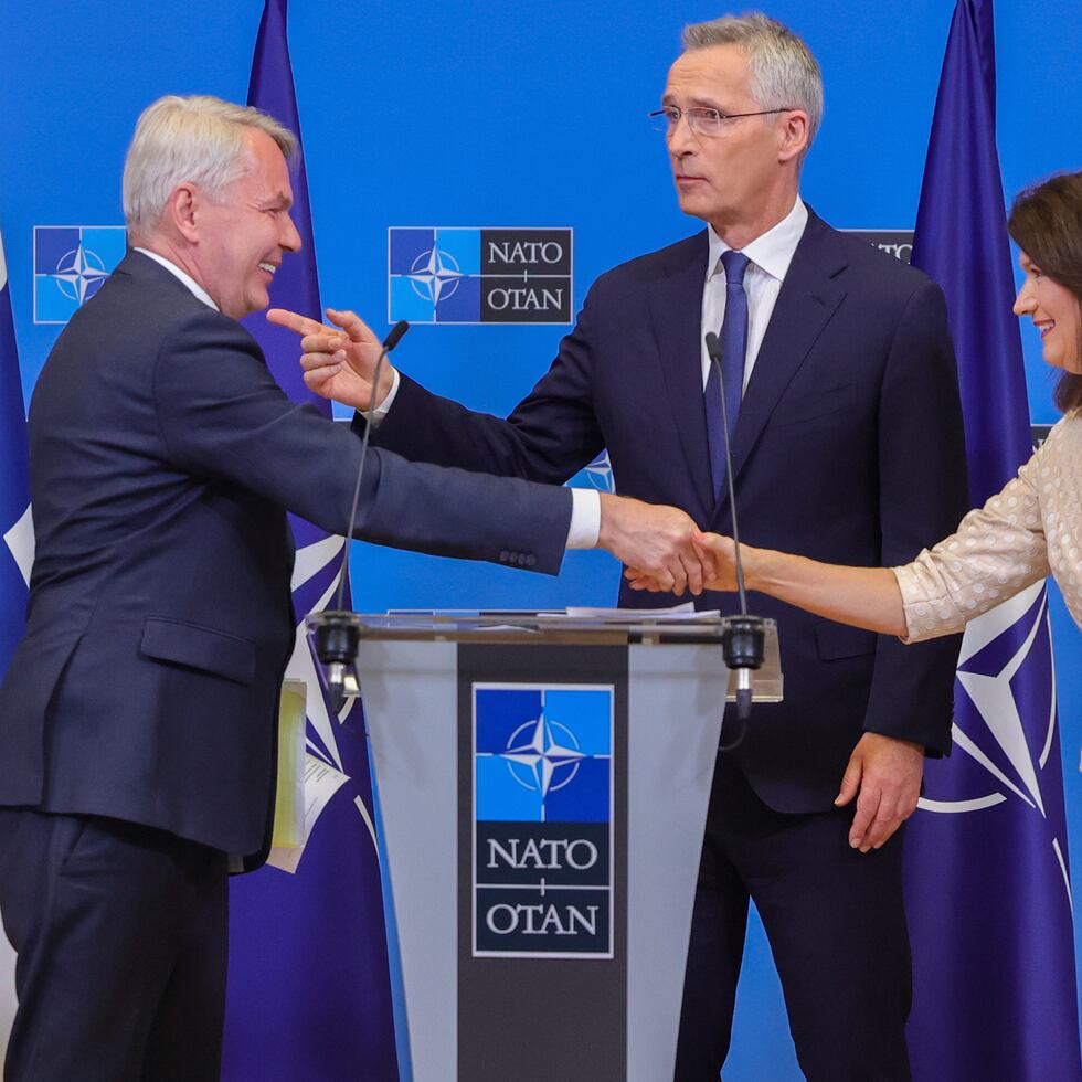 El ministro finlandés de Exteriores, Pekka Haavisto, a la izquierda, y la ministra sueca de Exteriores,  Ann Linde, a la derecha, asisten a un conferencia de prensa con el secretario general de la OTAN, Jens Stoltenberg, al fondo en el centro.