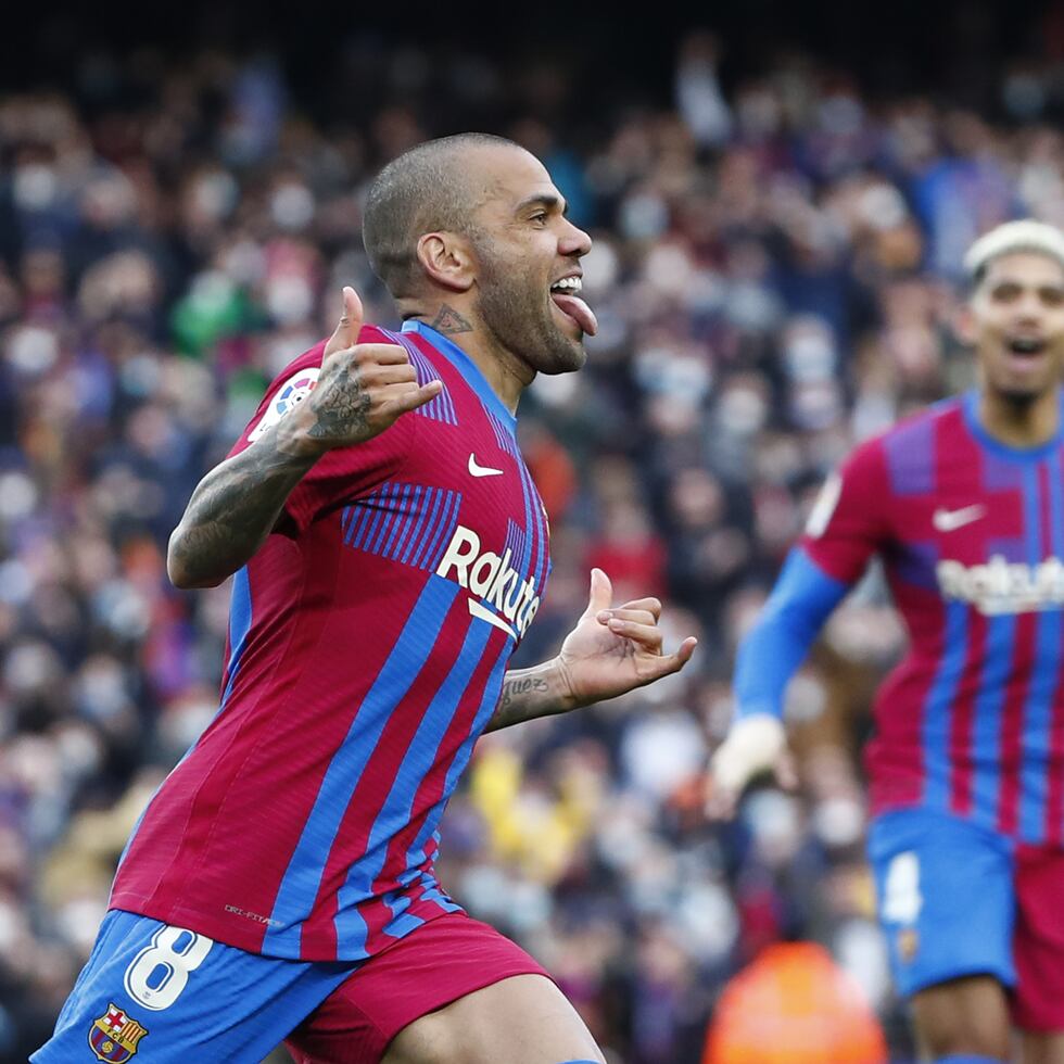 Dani Alves, del Barcelona, celebra después de anotar el cuarto gol de su equipo en el duelo ante el Atlético de Madrid.