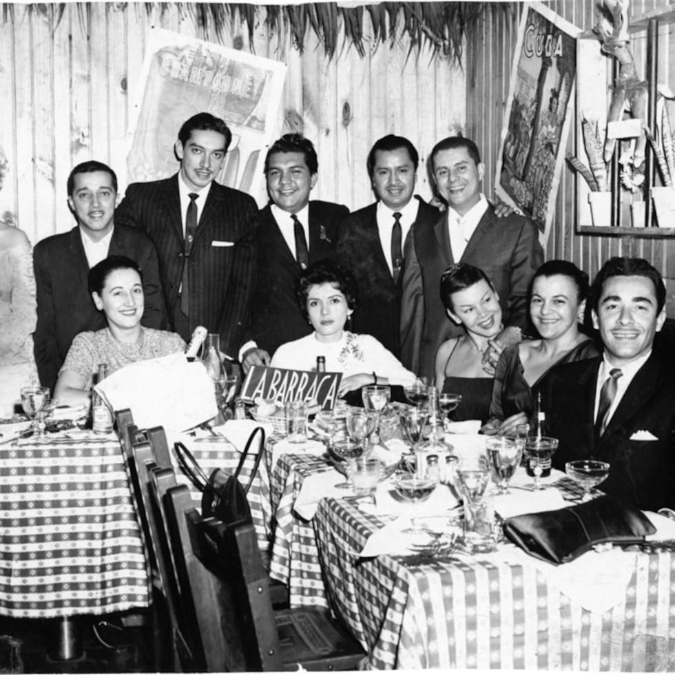 Juan Neri junto a Tito Puente y un grupo de personas.