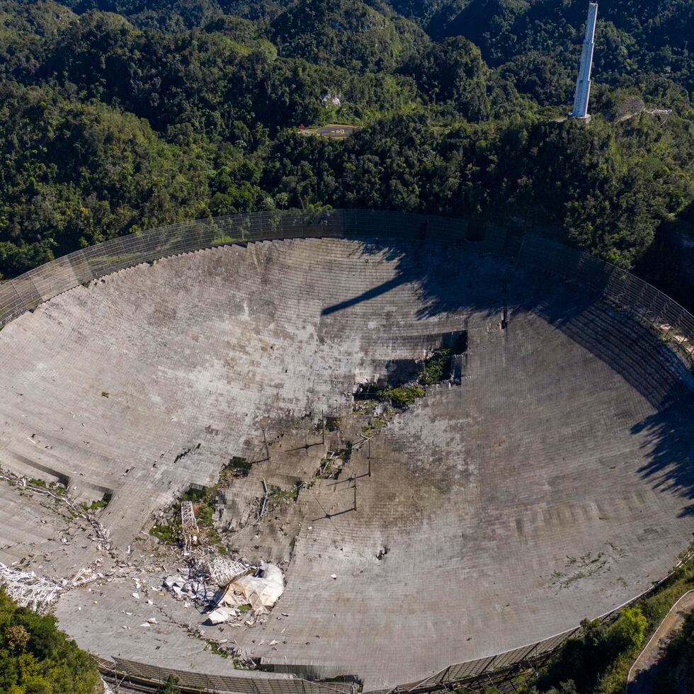 Imagen aérea de los daños sufridos en el radiotelescopio tras el colapso.