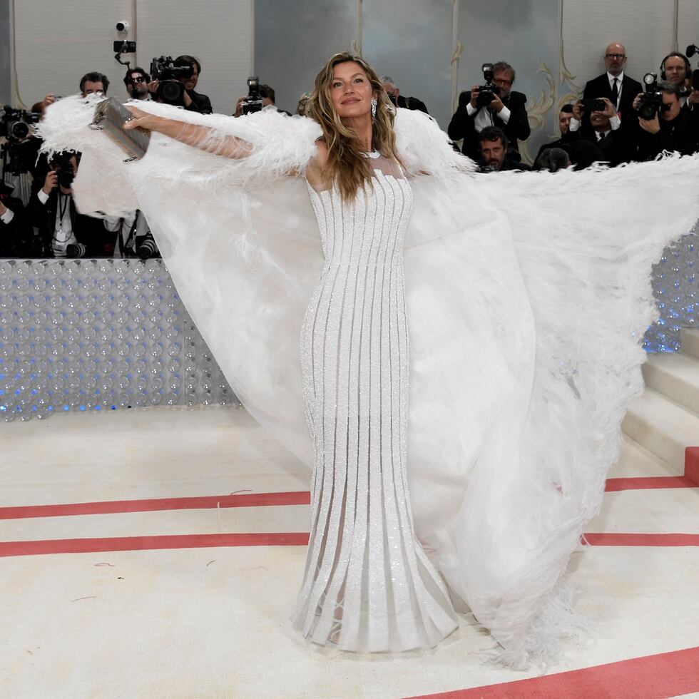 Gisele Bundchen con una creación de Karl Lagerfeld para Chanel.