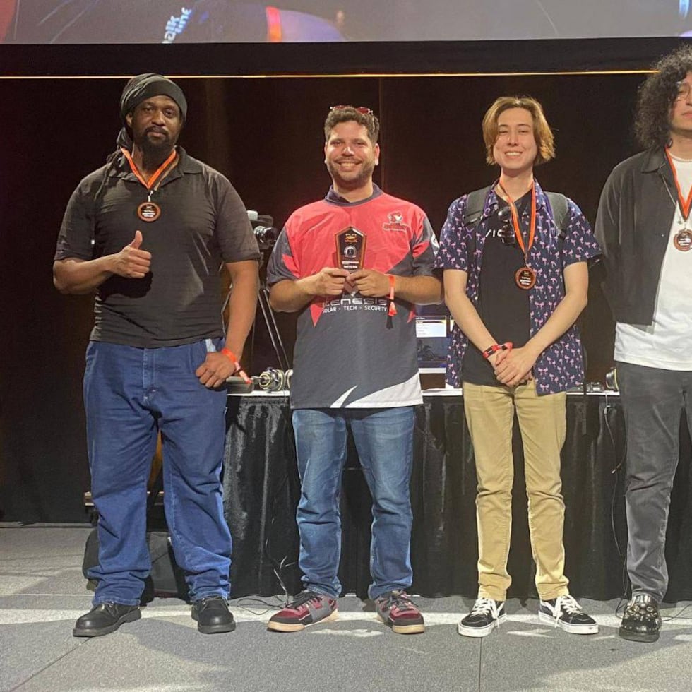 Ricardo Román (segundo de la izquierda) se coronó campeón del torneo DreamHack en California tras vencer a varios reconocidos adversarios sin perder un solo set.